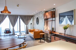 Leilighet – standard | Oppholdsområde | En 32-tommers LCD-TV med kabel-kanaler samt TV