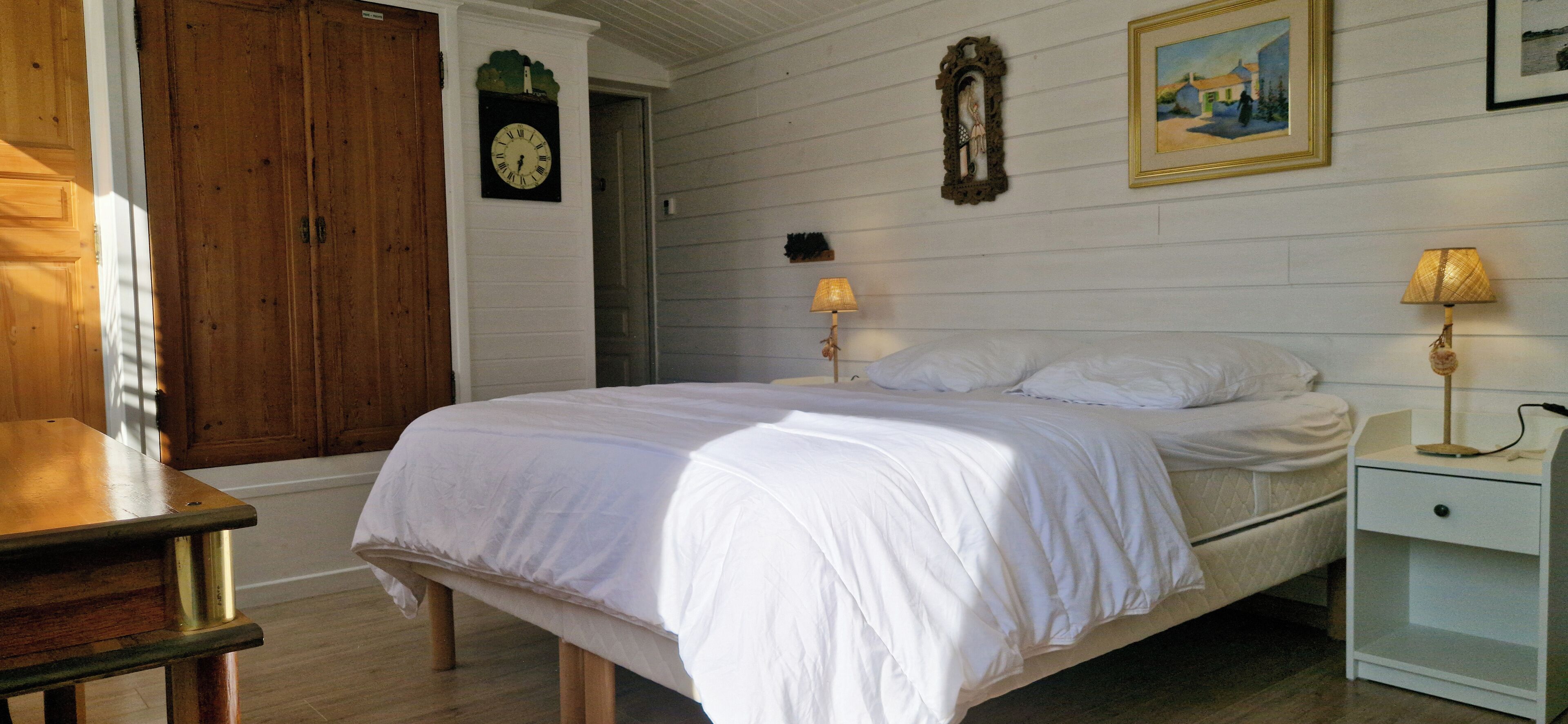 4 chambres, bureau, fer et planche à repasser, lit parapluie