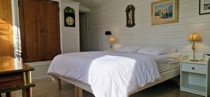 4 habitaciones, escritorio y tabla de planchar con plancha