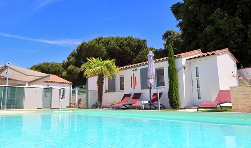 La Flotte: ebenerdiges Ferienhaus, 9 Pers.,beheizter Pool,WiFi,Garten,Strandnähe