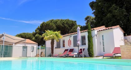 La Flotte: ebenerdiges Ferienhaus, 9 Pers.,beheizter Pool,WiFi,Garten,Strandnähe