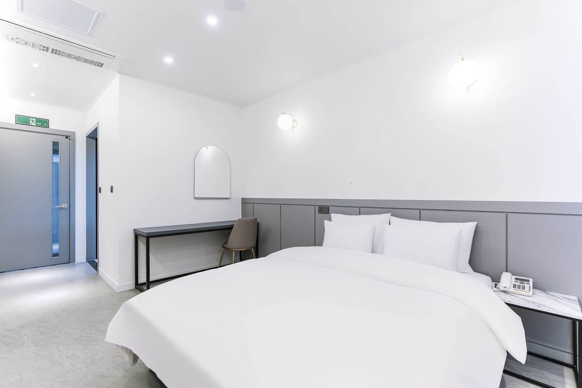 Junior suite with styler,air purifier,1PC | Wi-Fi gratis dan didekorasi berbeda-beda