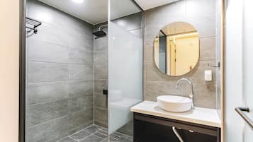 Deluxe Twin Room | Bathroom | Shower, free toiletries, hair dryer, bathrobes