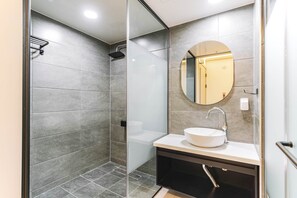 Habitación Deluxe con 2 camas individuales | Baño | Regadera, amenidades de baño gratuitas, secadora de cabello, batas 