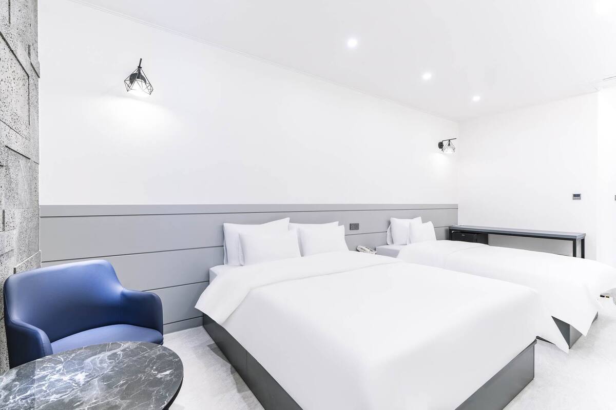 Kamar Twin Premium | Wi-Fi gratis dan didekorasi berbeda-beda