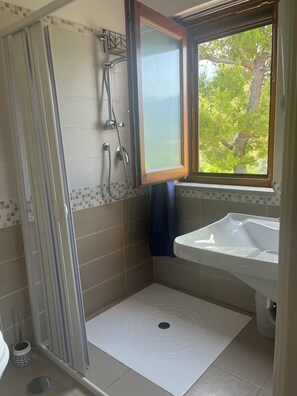 Douche, serviettes fournies, papier toilette