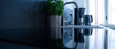 Køleskab, mikrobølgeovn, kogeplade, opvaskemaskine