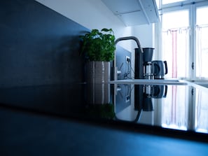 Réfrigérateur, micro-ondes, plaque de cuisson, lave-vaisselle