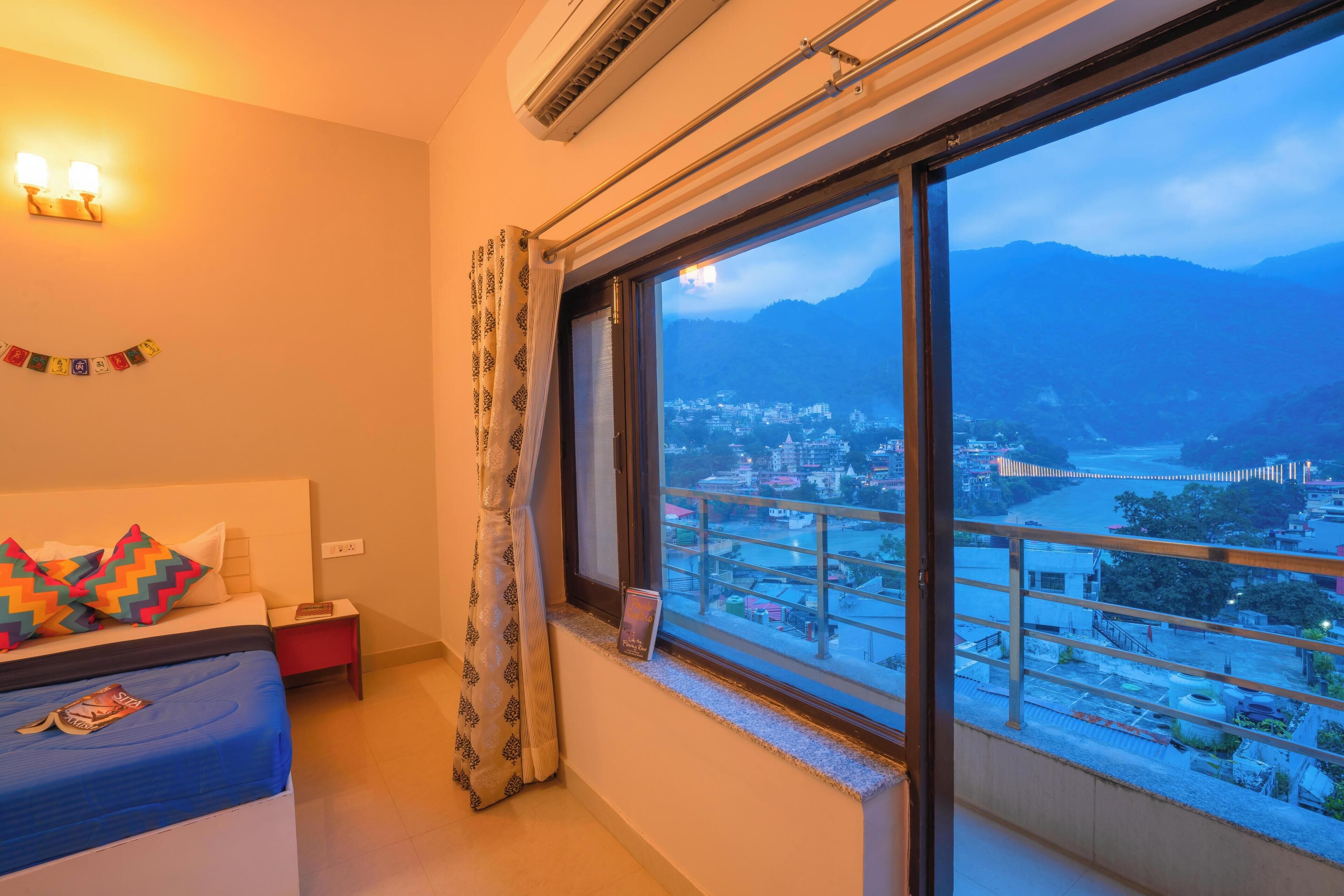 Deluxe Private A/C Room with Panoramic View and ensuite Bathroom | Free WiFi, bed sheets