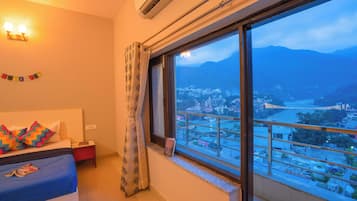 Deluxe Private A/C Room with Panoramic View and ensuite Bathroom | Free WiFi, bed sheets