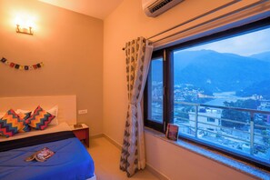 Deluxe Private A/C Room with Panoramic View and ensuite Bathroom | Wi-Fi ฟรี, ผ้าปูที่นอน