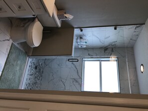 Combined shower/tub, towels