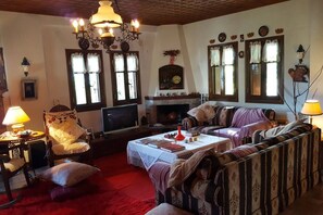 Smart TV, fireplace, books, stereo