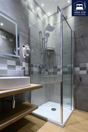 Suihku, hiustenkuivaaja, bidee, pyyhkeet