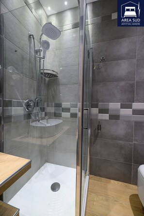Een douche, een haardroger, een bidet, handdoeken