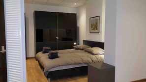 1 habitación, escritorio, tabla de planchar con plancha y wifi gratis 