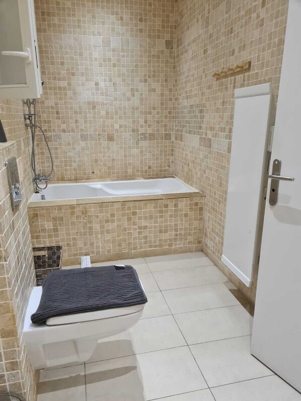 Baignoire, sèche-cheveux