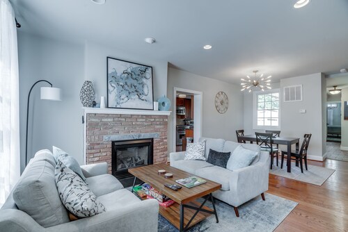 4 Bedroom, 3  Bath  Big Downtown Frederick home, w/ Private Patio &  fire table