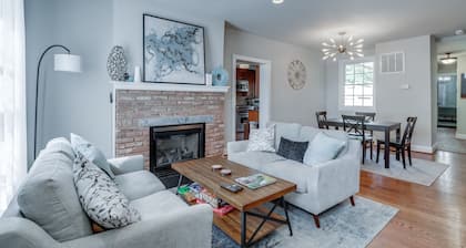 4 Bedroom, 3 Bath Big Downtown Frederick home, w/ Private Patio & fire table