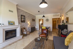 TV, fireplace - Real Alegria - Terrace with Pool - Vilamoura (Vilamoura)