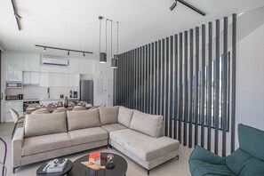 Smart-TV, Tischfußball, Musikbibliothek, Videothek