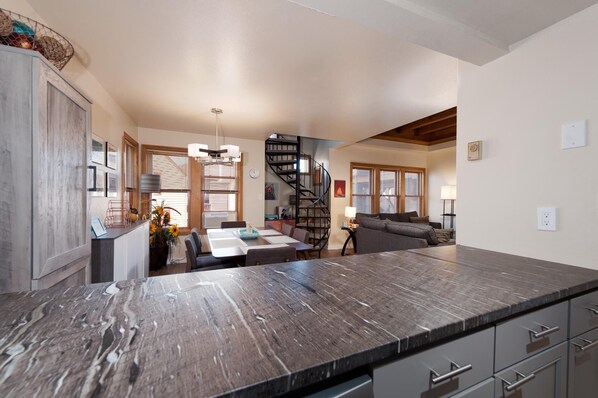 المنشأة من الداخل