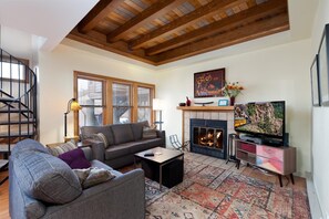 تلفزيون ذكي، مدفأة، مكتبة فيديو