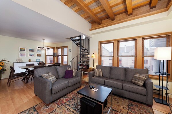 Smart-TV, Kamin, Videothek