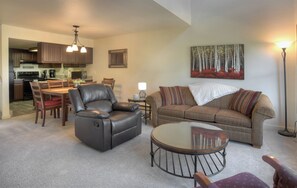 Smart TV, fireplace - Skyview Town Retreat (#21) | Near Town, FLC, Trails & Golf - Pool & Hot Tub (Durango)