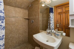 Combined shower/tub, hair dryer, towels