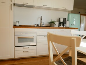 Réfrigérateur, four à micro-ondes, surface de cuisson, lave-vaisselle