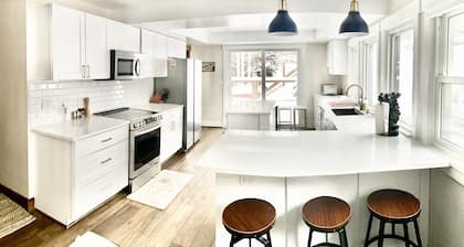 6 bedroom modern West Vail Home w/2 large decks, 300 yds from Vail free shuttle