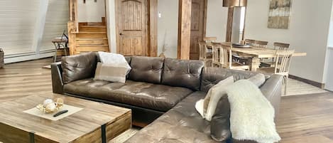 Una Smart TV, una consola de videojuegos, libros