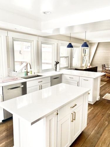 6 bedroom modern West Vail Home w/2 large decks, 300 yds from Vail free shuttle