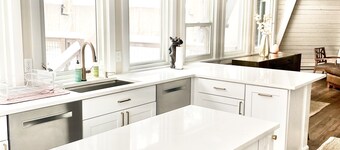 6 bedroom modern West Vail Home w/2 large decks, 300 yds from Vail free shuttle