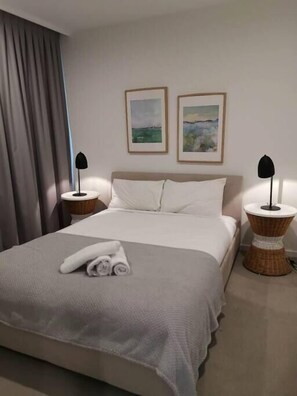 1 bedroom, iron/ironing board, bed sheets - 1BR Stadium Suite: Parking + Free WiFi (Woolloongabba)