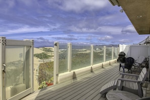 Terrace/patio - Sandy View - Spectacular Beachfront Home on the Sand in Oceano (Oceano)