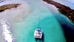 A boat in clear turquoise waters. - Stay & Sail! Overnight Live-Aboard Experience in Bonaire (Kralendijk)