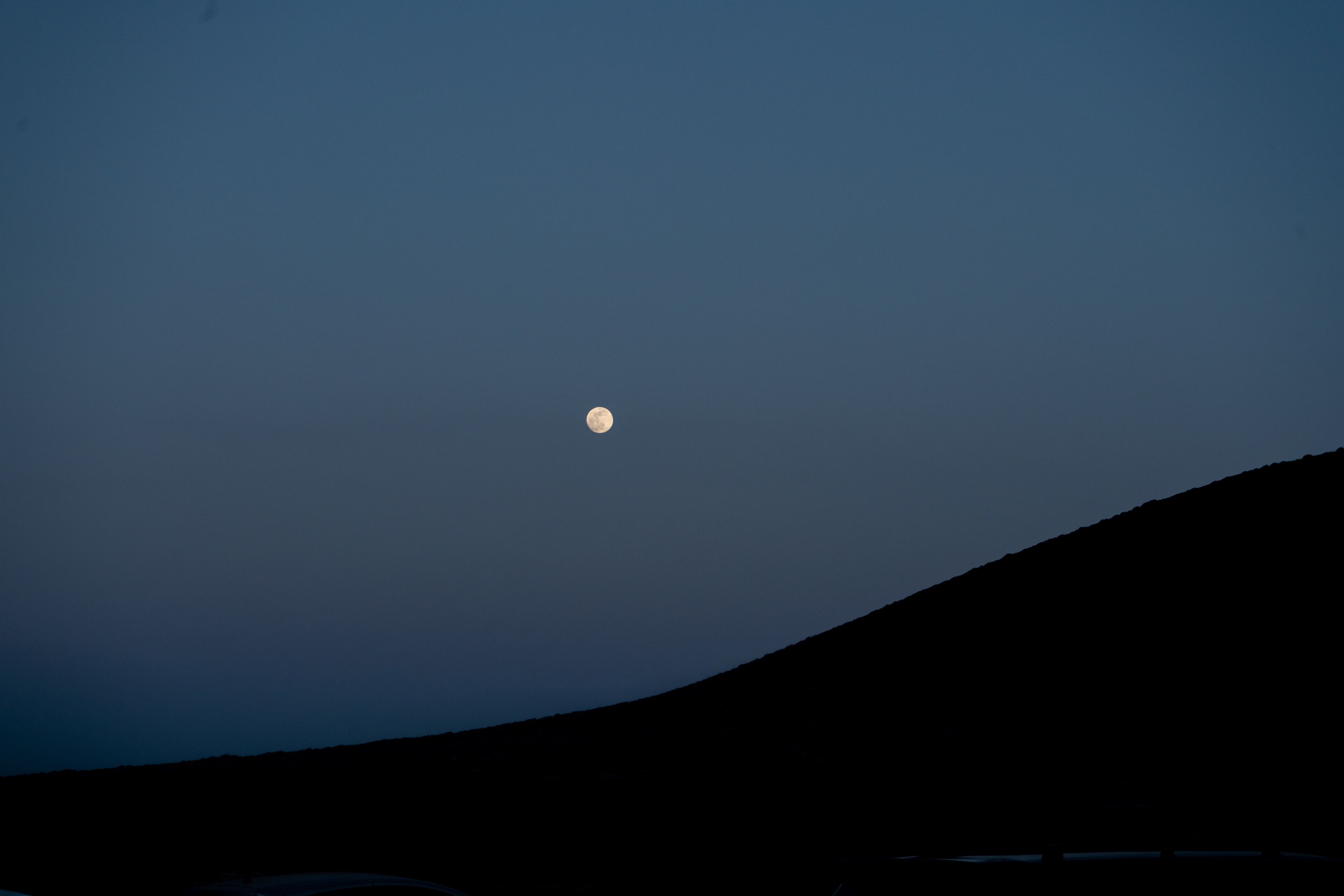 Cel nocturn amb una lluna ben visible.