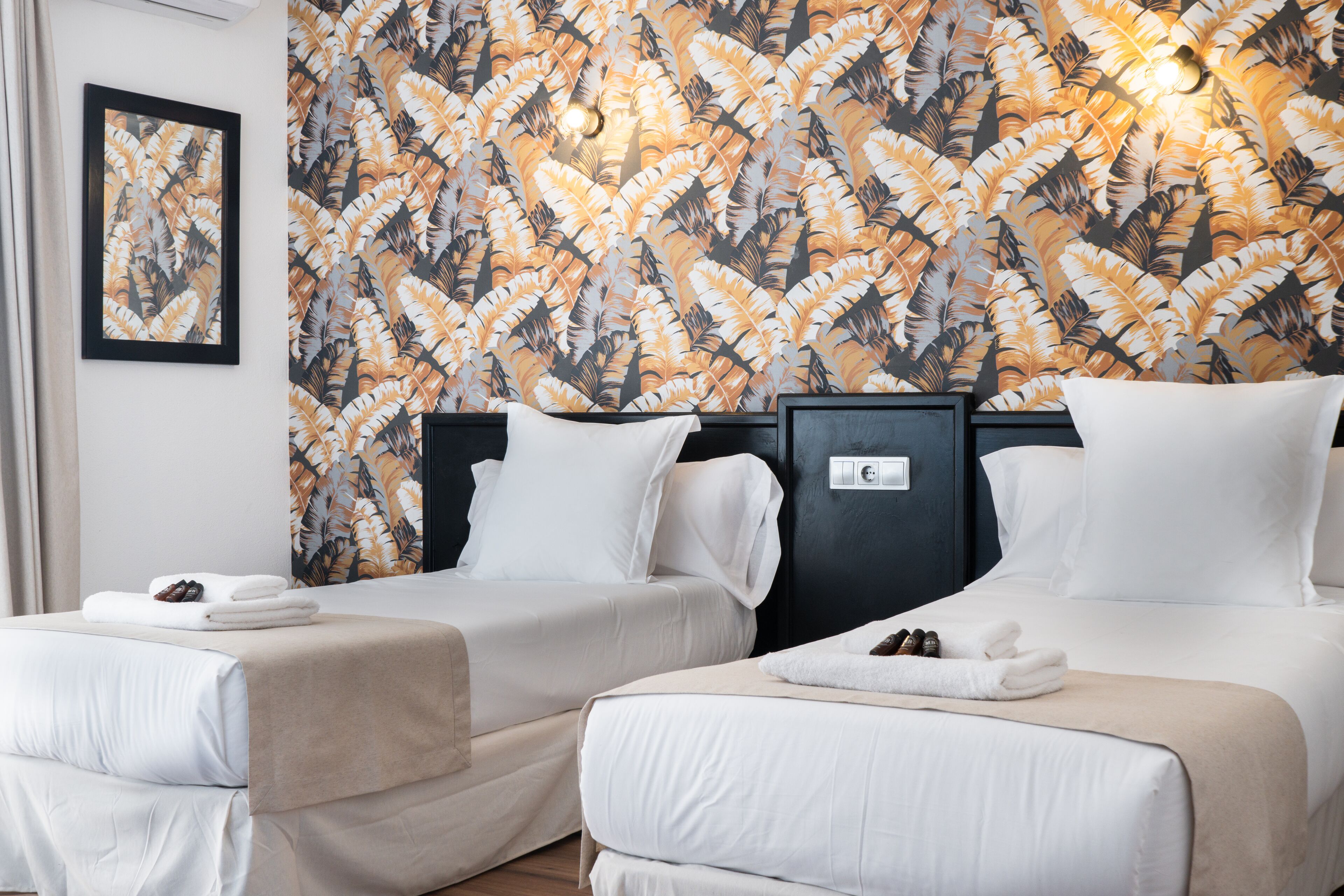 双床房 | 办公桌、笔记本电脑工作区、遮光窗帘、熨斗/熨板