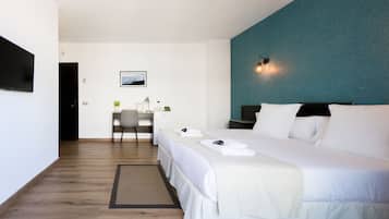 Bureau, espace de travail pour ordinateur portable, rideaux occultants