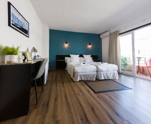Habitación con 2 camas individuales | Escritorio, espacio para trabajar con un portátil, cortinas opacas
