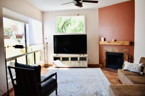 Smart TV, chimenea y libros 