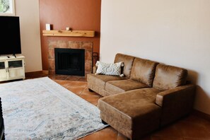TV connectée, cheminée, livres