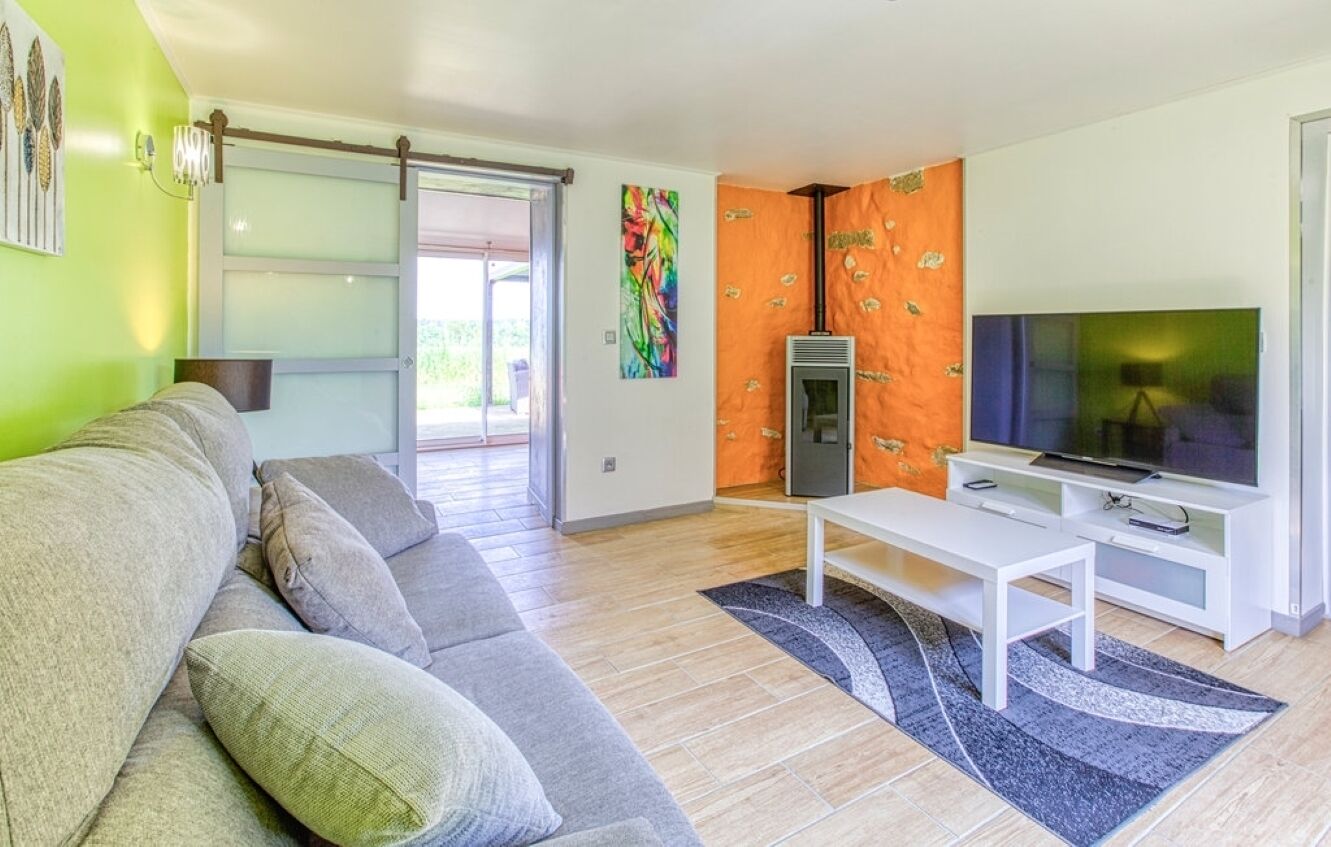 Smart-tv, tv-spel, ett bordtennisbord och böcker