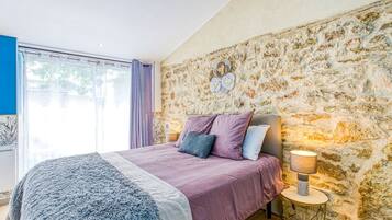 2 bedrooms, in-room safe, desk, iron/ironing board