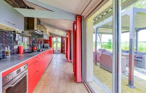 Frigorífico, microondas, horno y placa de cocina