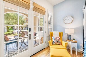 Älytelevisio, takka, Netflix, kirjoja