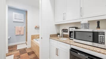 KĂŒhlschrank, Mikrowelle, Wasserkocher mit Kaffee-/Teezubehör, Toaster