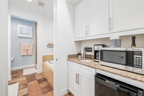 Frigorifero, microonde, macchina per tè/caffè, tostapane